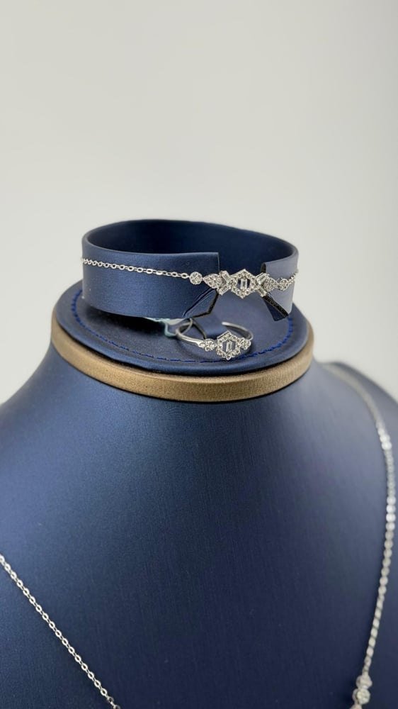 White set with diamond-like precision in a distinctive way