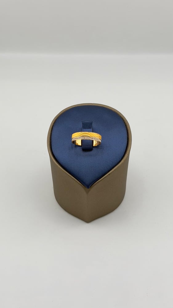 Two-tone mixed ring