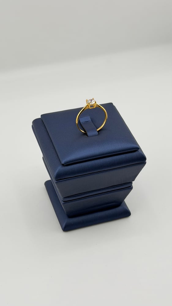 Gold ring with diamond design 21 karat