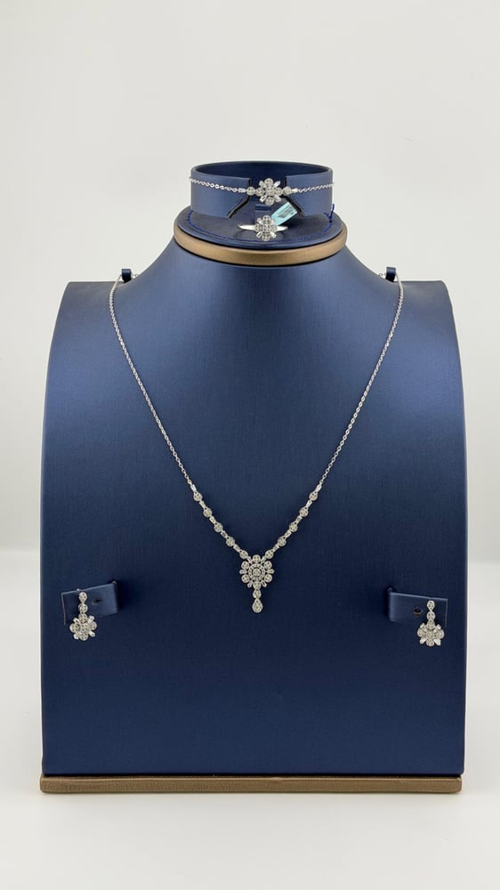 White set with diamond accuracy