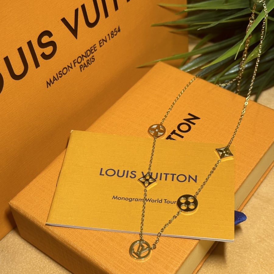 سلسال لويس فيتون مزين بتعليقات LV