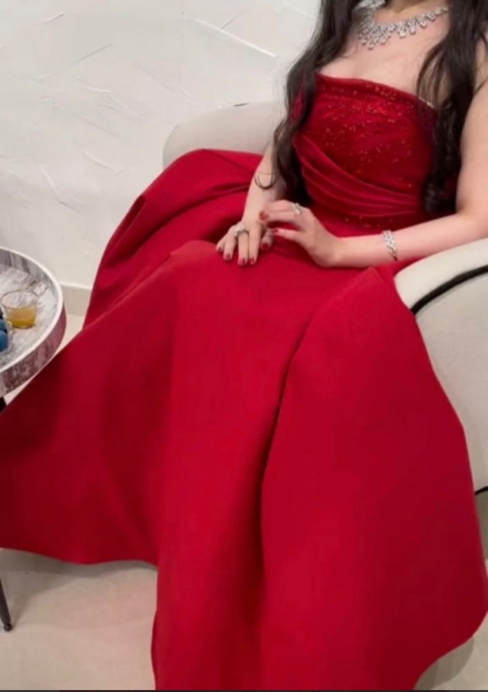 الانيق باللون الاحمر تطريز يدوي فخم للمناسبات