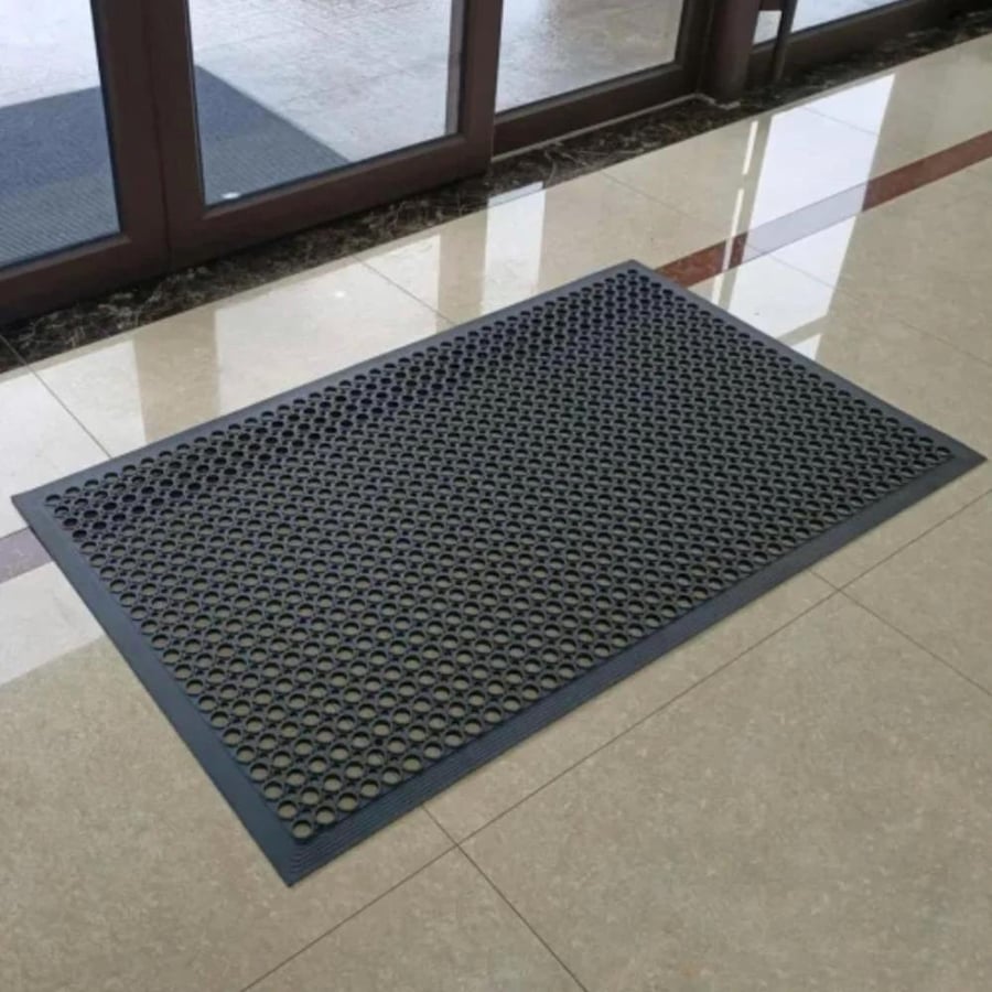 Black perforated rubber doormat 80 × 120 cm