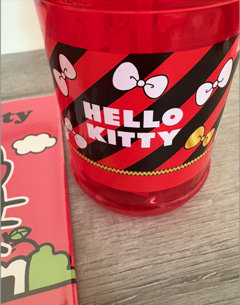 مجموعة هيلو كيتي Hello Kitty الحمراء الأصلية من عام 2014 & 2016 (دفتر عربي ٤٠ ورقة + مطارة بلاستيك بحبال)