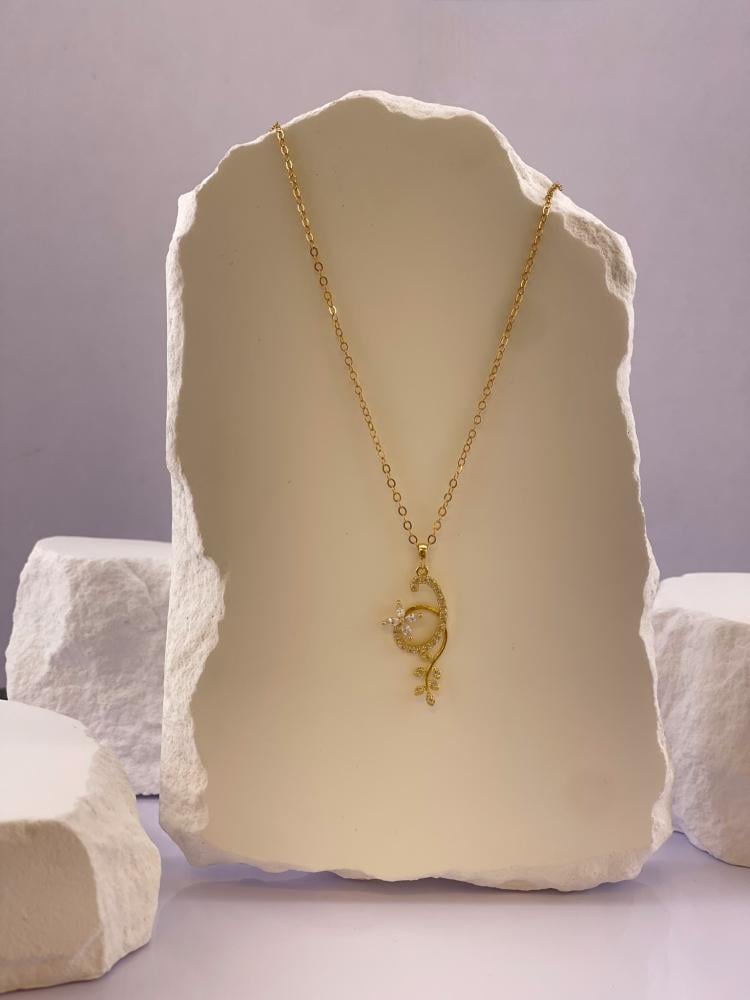 An elegant 18-karat gold set with a luxurious design and soft feminine touches