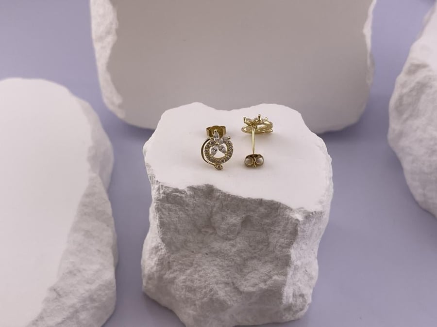 An elegant 18-karat gold set with a luxurious design and soft feminine touches