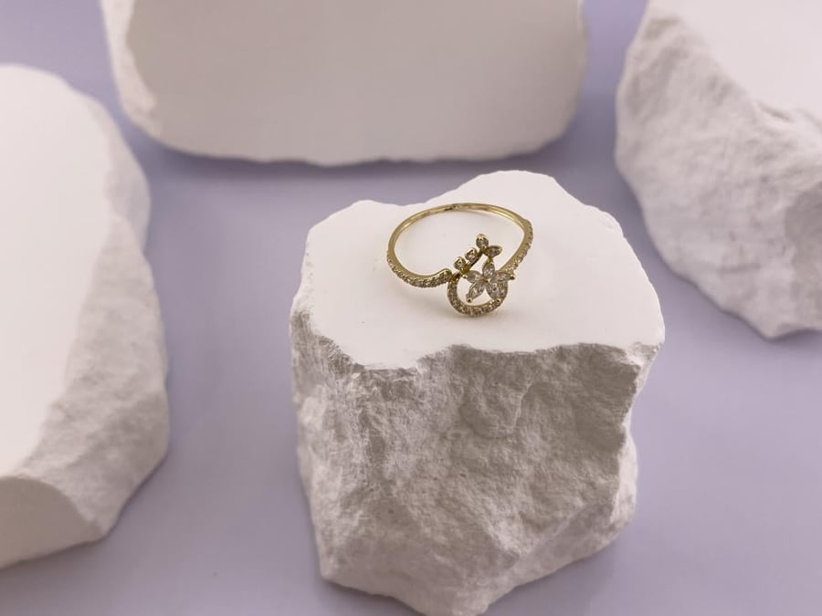 An elegant 18-karat gold set with a luxurious design and soft feminine touches