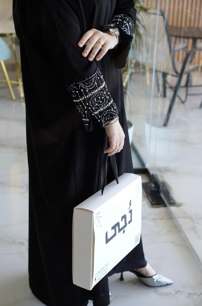 05 عبايه بكمام مُطرزه