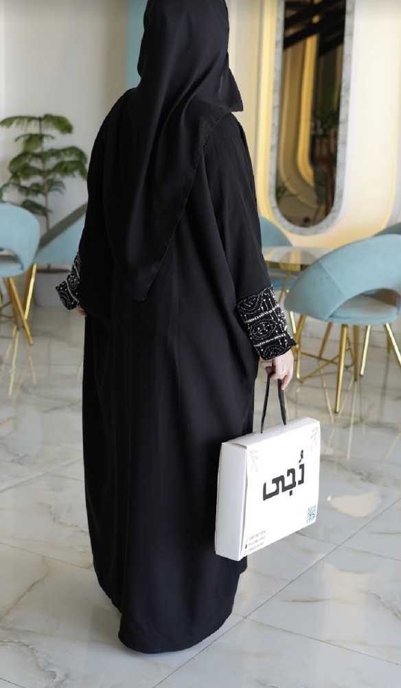 05 عبايه بكمام مُطرزه