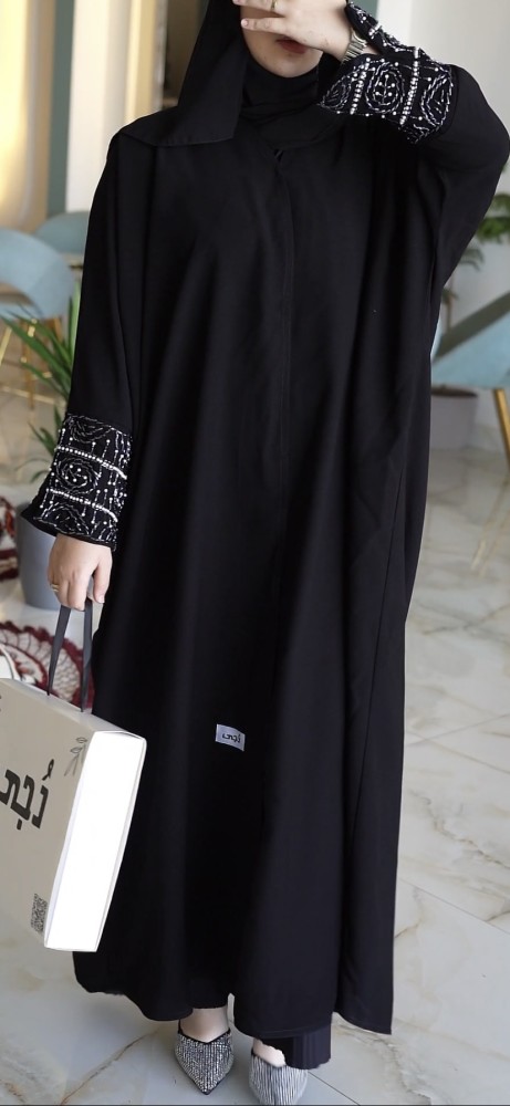 05 عبايه بكمام مُطرزه