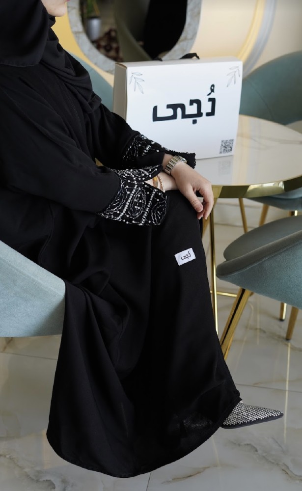 05 عبايه بكمام مُطرزه
