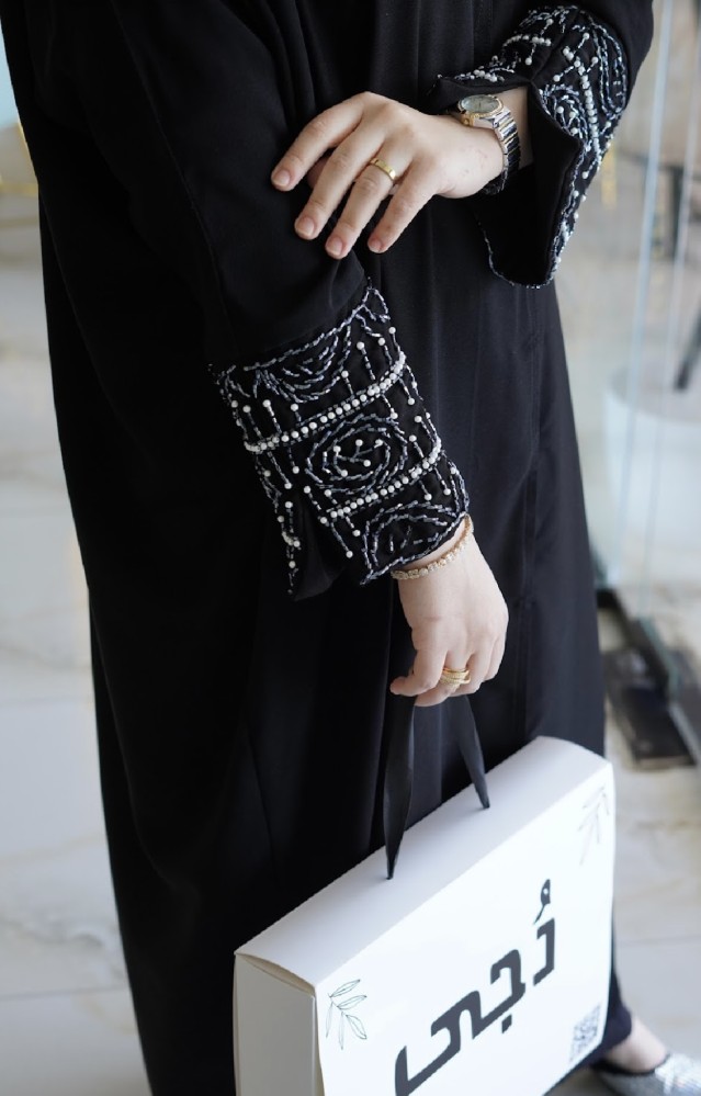 05 عبايه بكمام مُطرزه