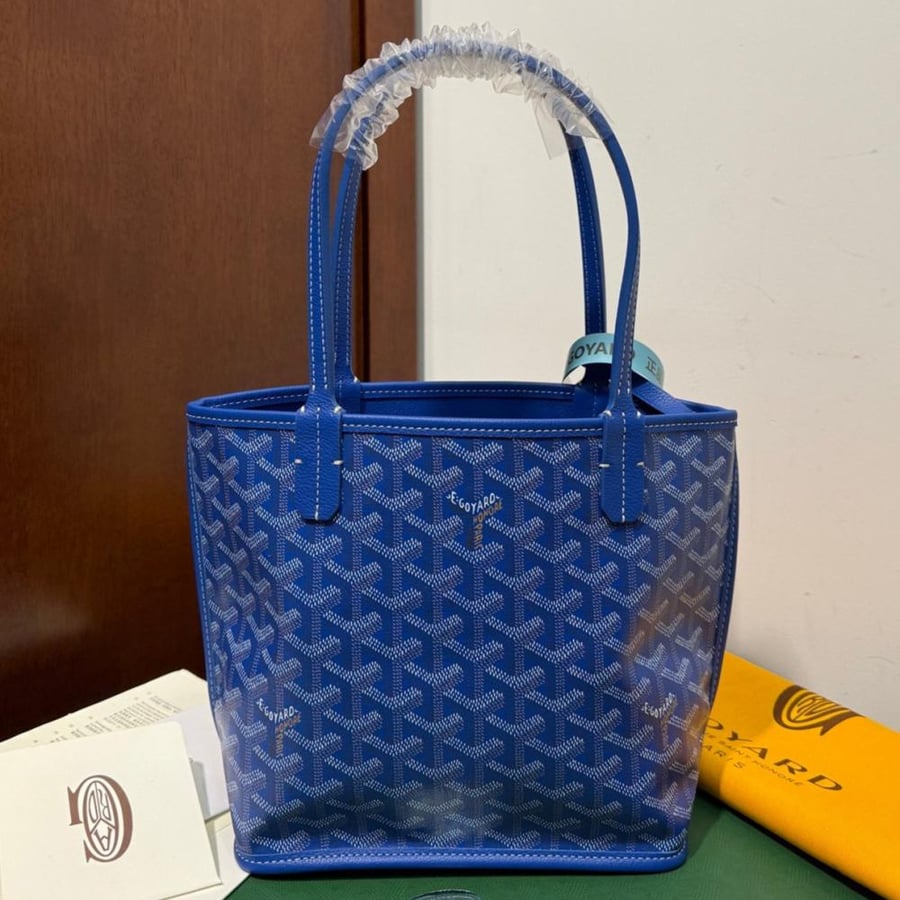 GOYARD تستخدم وجهين