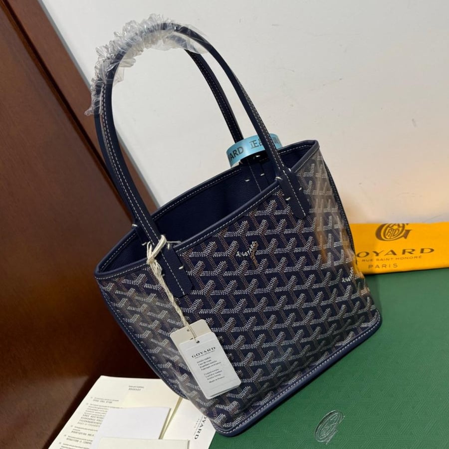 GOYARD تستخدم وجهين