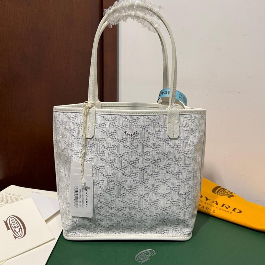 GOYARD تستخدم وجهين