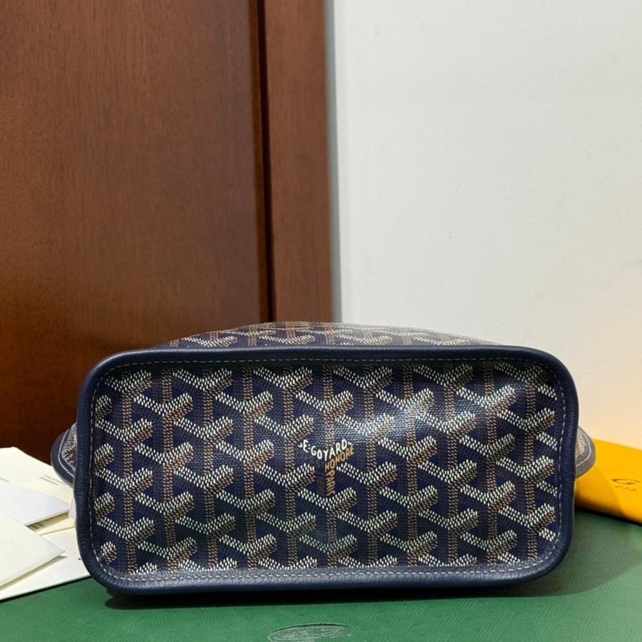GOYARD تستخدم وجهين