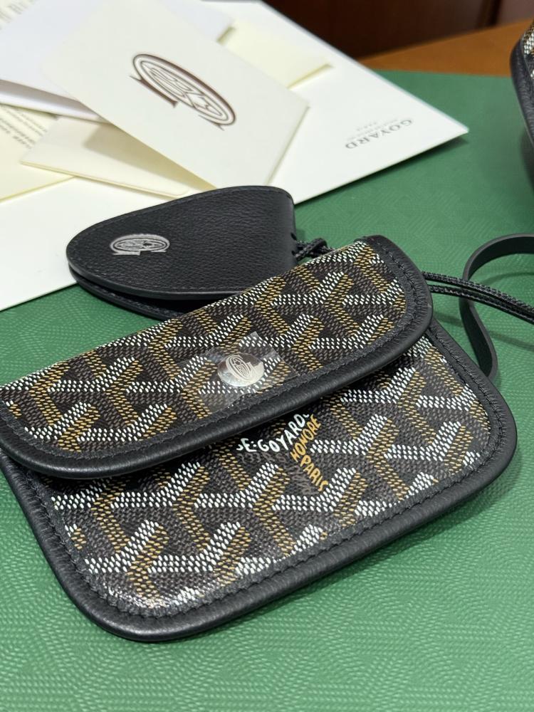 GOYARD تستخدم وجهين
