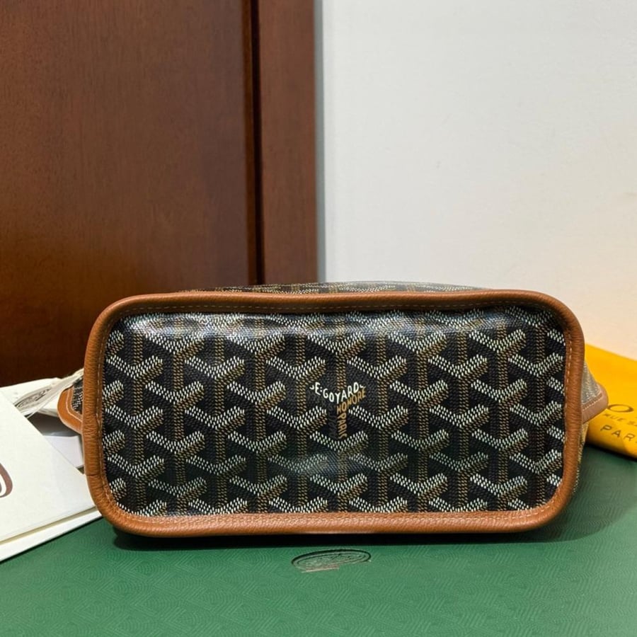 GOYARD تستخدم وجهين
