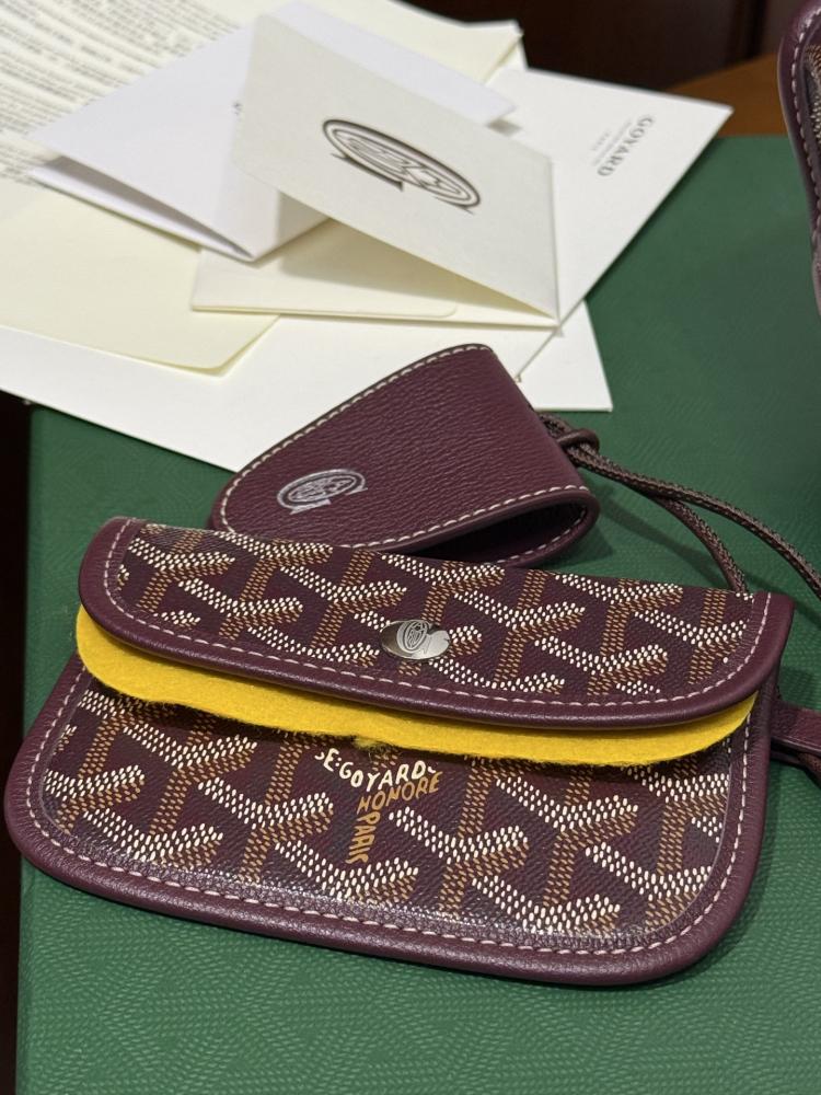 GOYARD تستخدم وجهين