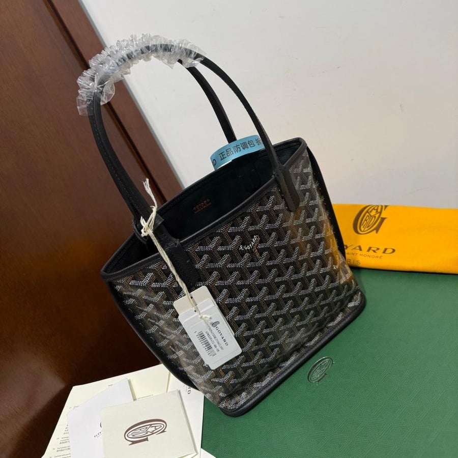 GOYARD تستخدم وجهين