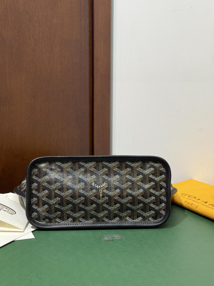 GOYARD تستخدم وجهين