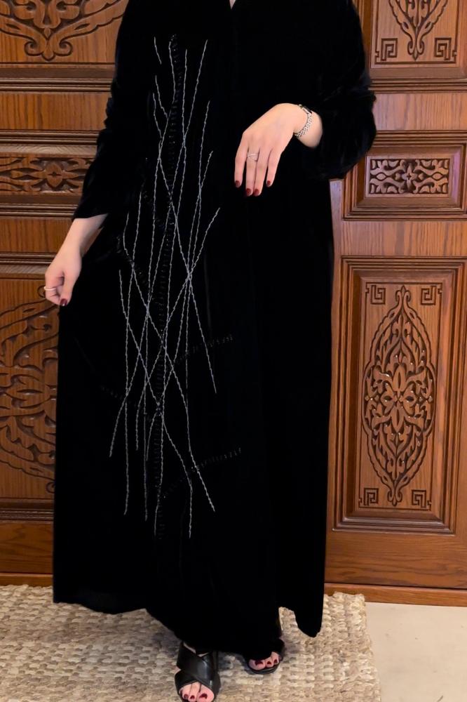 عباية مخمل مزينه بالشك