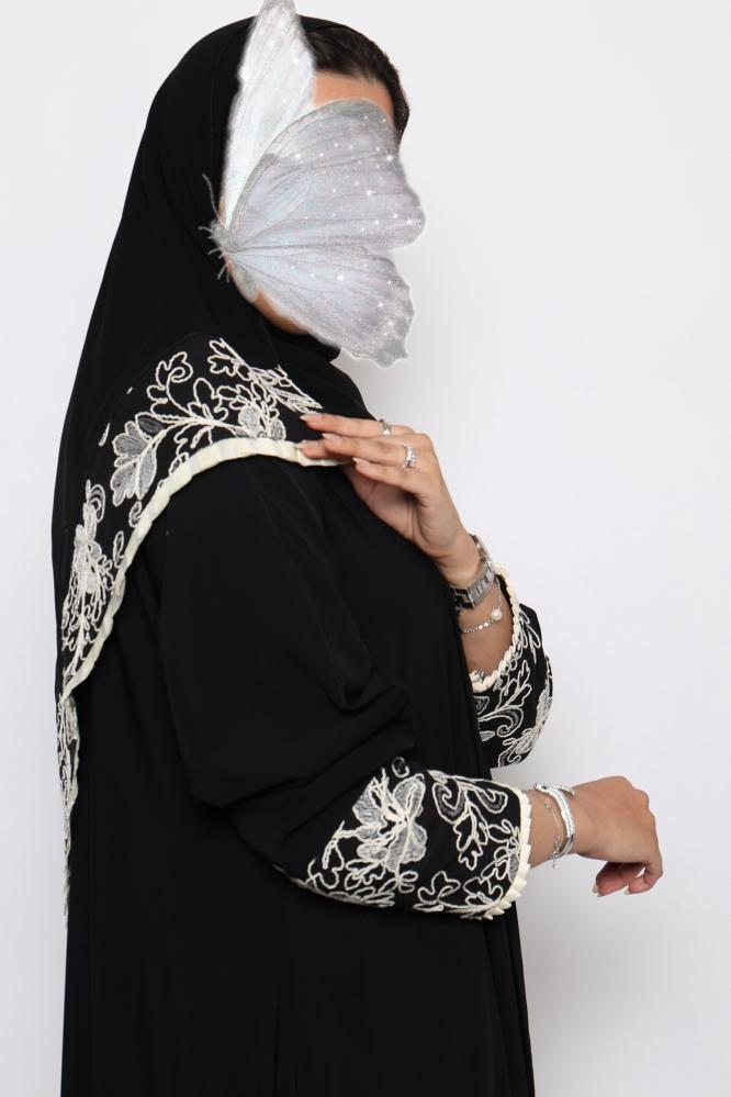 107 عباية كلوش بأكمام مطرزة