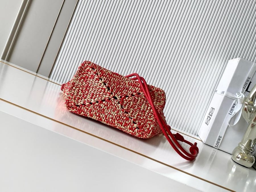 شنطة لويفي Cala Loewe