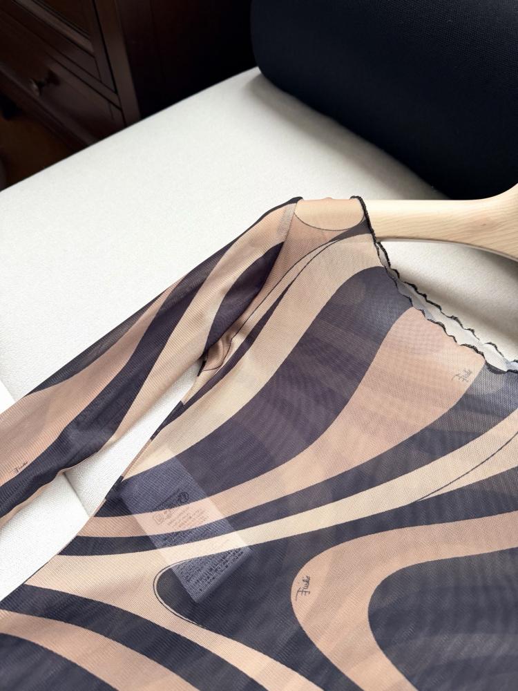 توب Pucci.