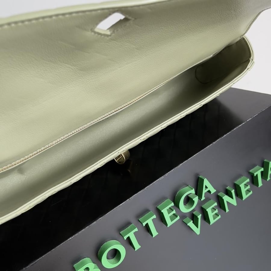شنطة بوتيغا  Andiamo clutch مقاس 31cm