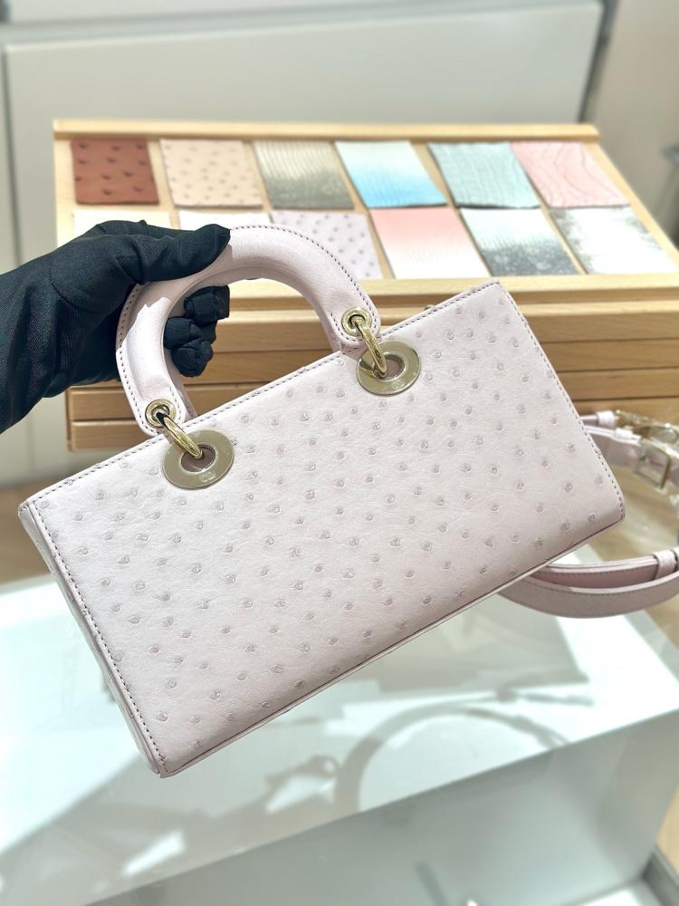 شنطة ديور Lady Ostrich Skin Dior مقاس 26cm