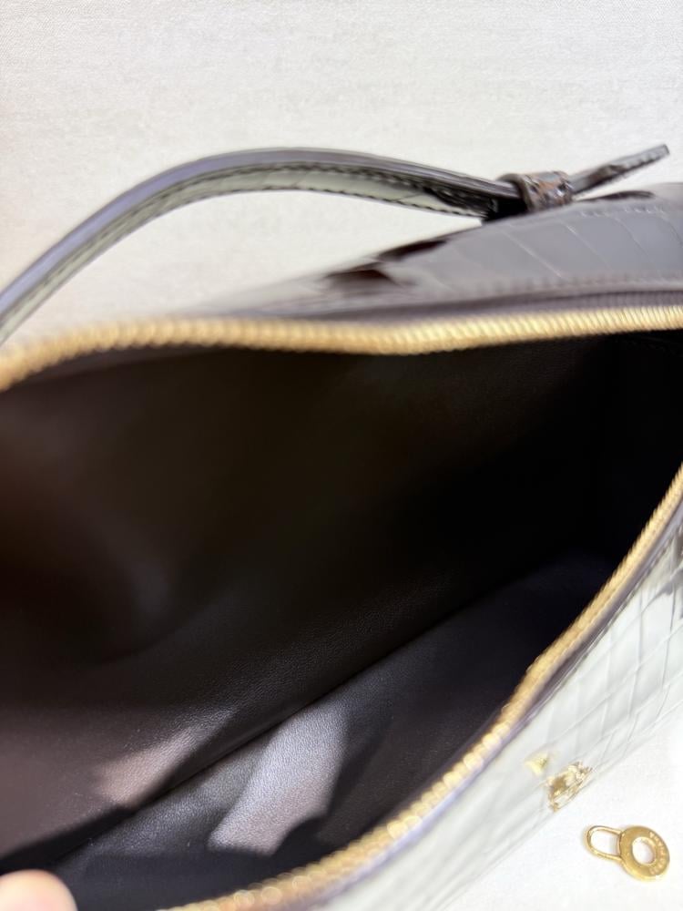 شنطة لورو بيانا Extra Crocodile Lora piana مقاس 19 cm
