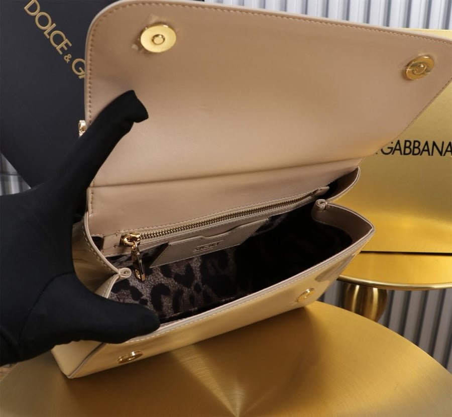 . شنطة دولتشي اند غابانا Medium Sicily handbag