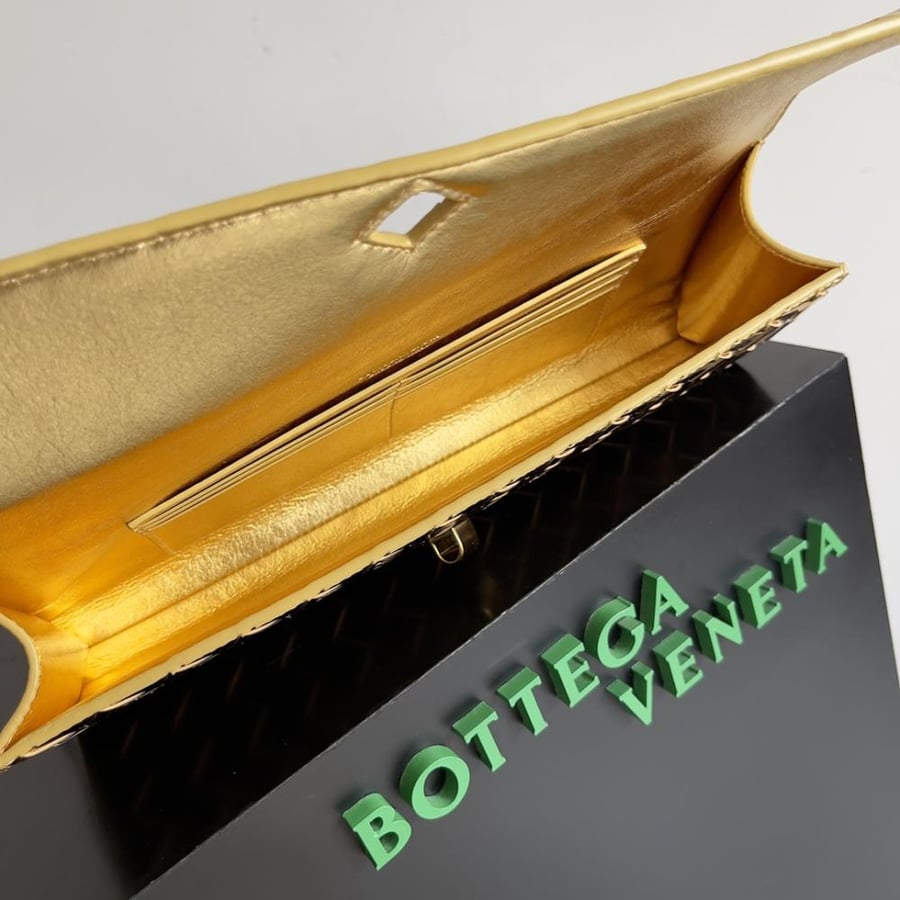 شنطة بوتيغا  Andiamo clutch مقاس 31cm