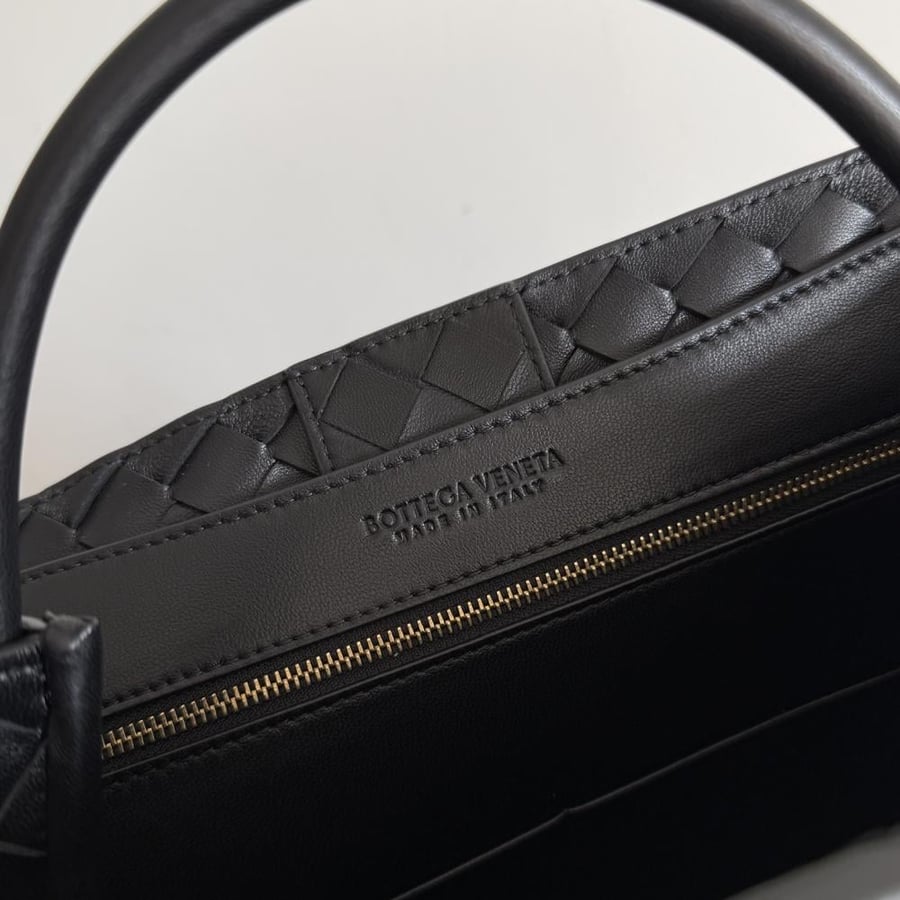 شنطة بوتيغا large Andiamo Bottega