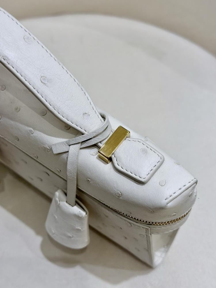 شنطة لورو بيانا Extra Clutch Ostrich Lora piana مقاس 29 cm