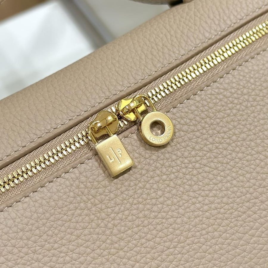 شنطة ميو ميو Lychee Grain MiuMiu مقاس 19 cm