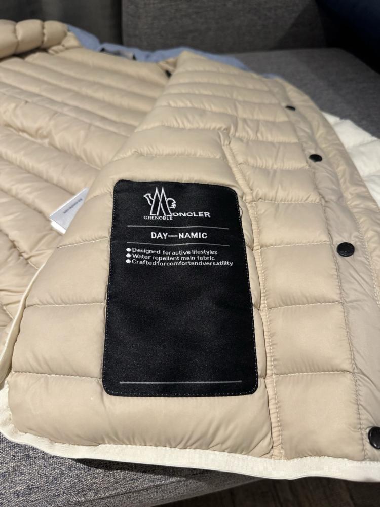 جاكيت Moncler