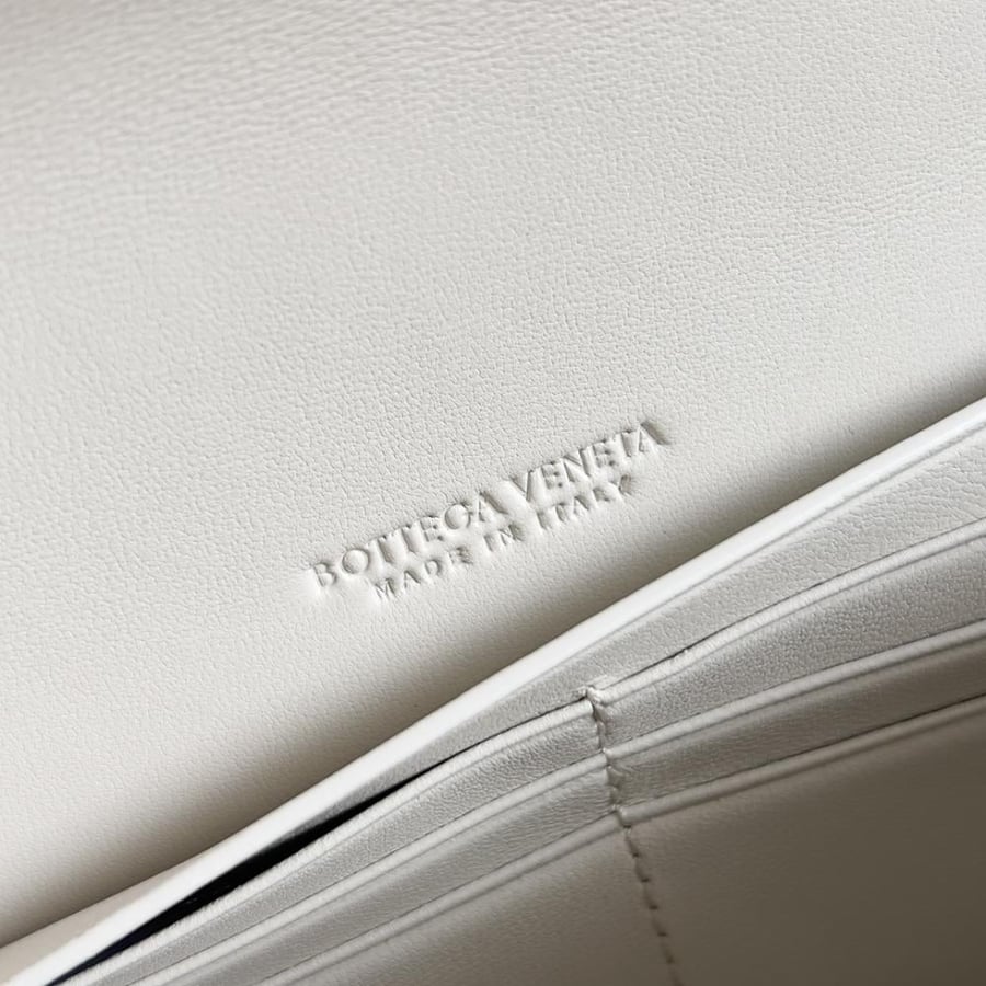 شنطة بوتيغا  Andiamo clutch مقاس 31cm