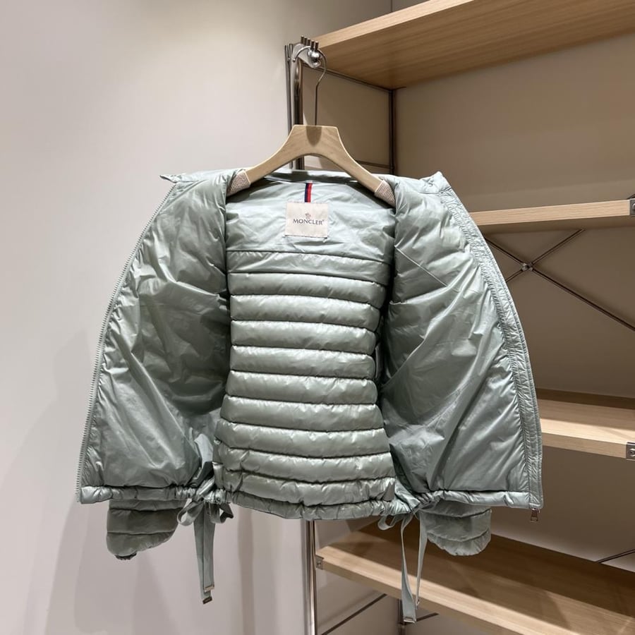 جاكيت Moncler