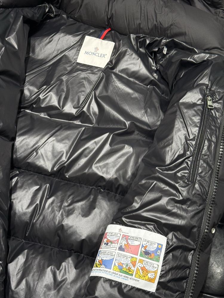 جاكيت Moncler