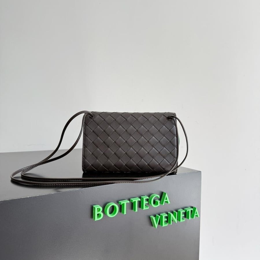 شنطة بوتيغا Andiamo pouch on strap Bottega