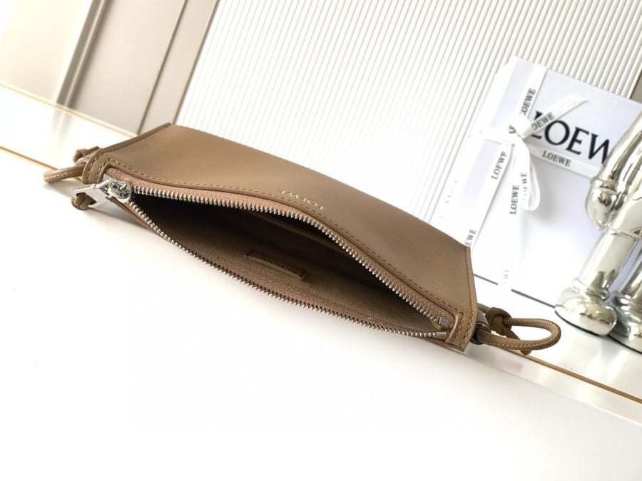 شنطة لويفي Joya Loewe