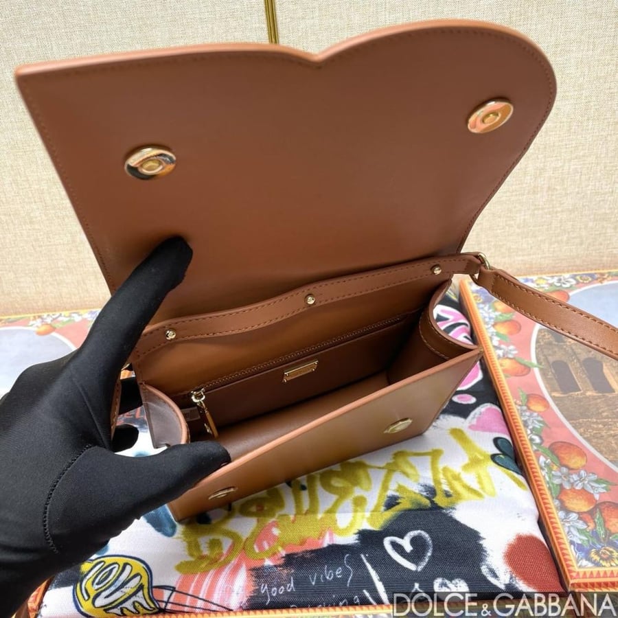 . شنطة دولتشي اند غابانا Calfskin DG Logo Bag crossbody bag