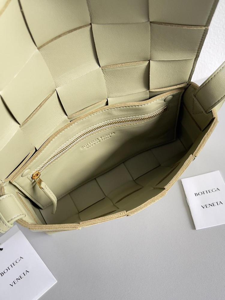 شنطة  بوتيغا Cassette مقاس 23cm