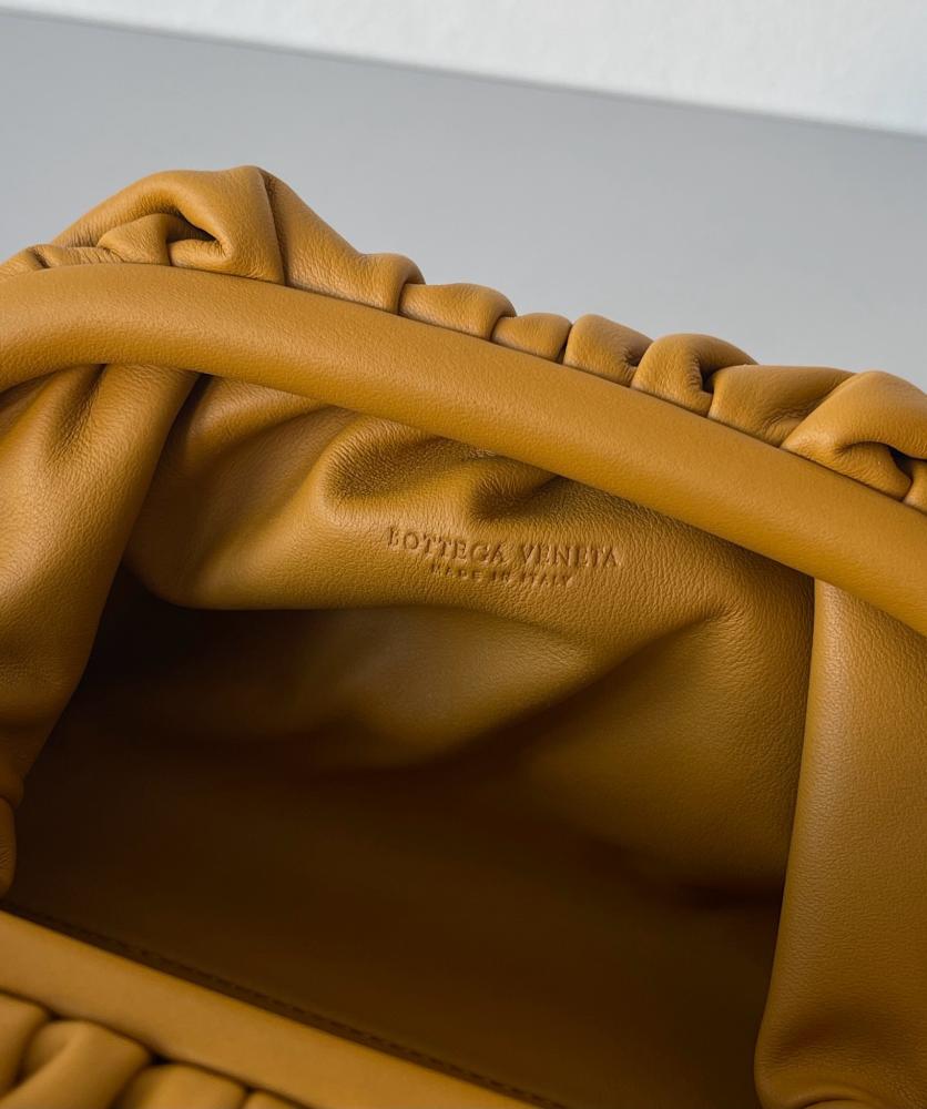 شنطة بوتيغا pouch مقاس22cm
