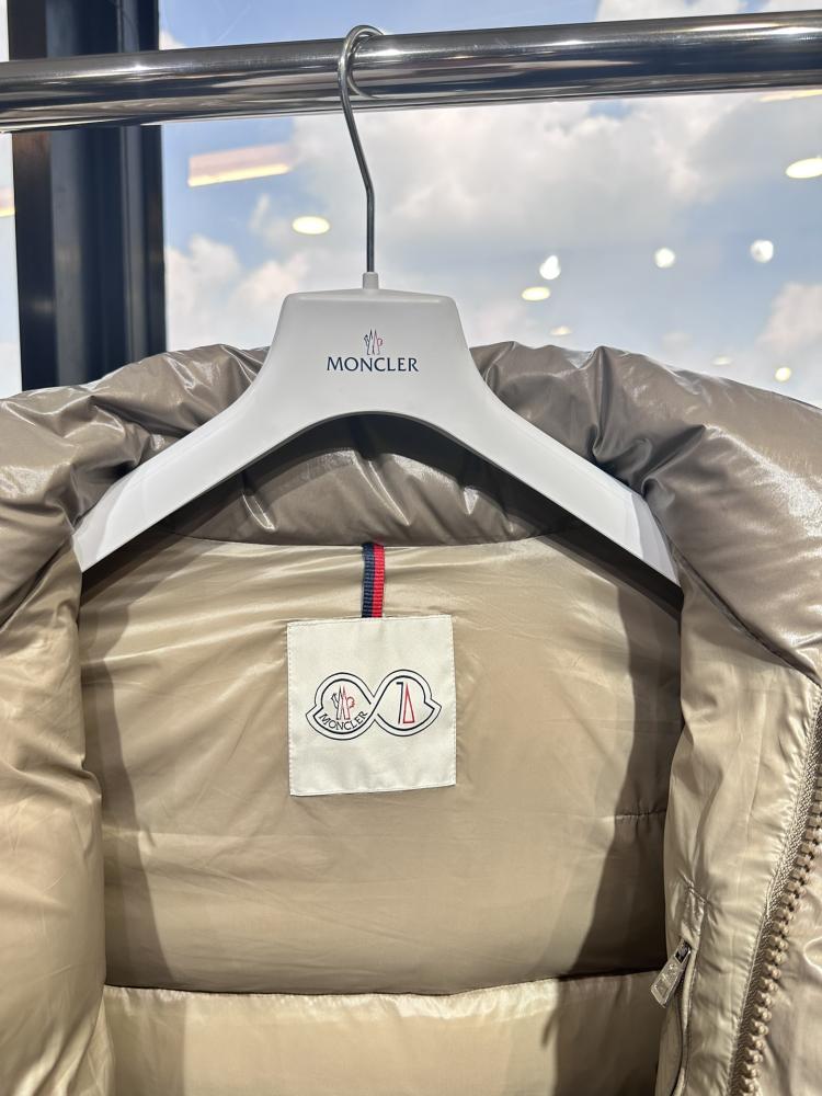 جاكيت Moncler