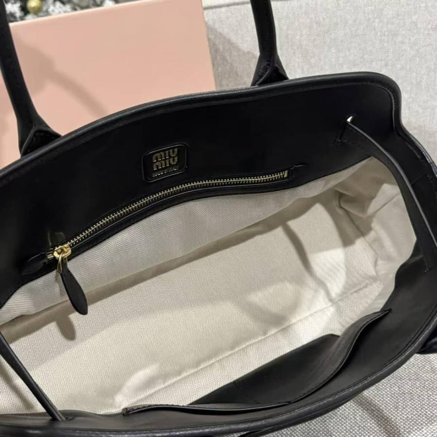 شنطة Miu Miu Aventure  leather top-handle bag
