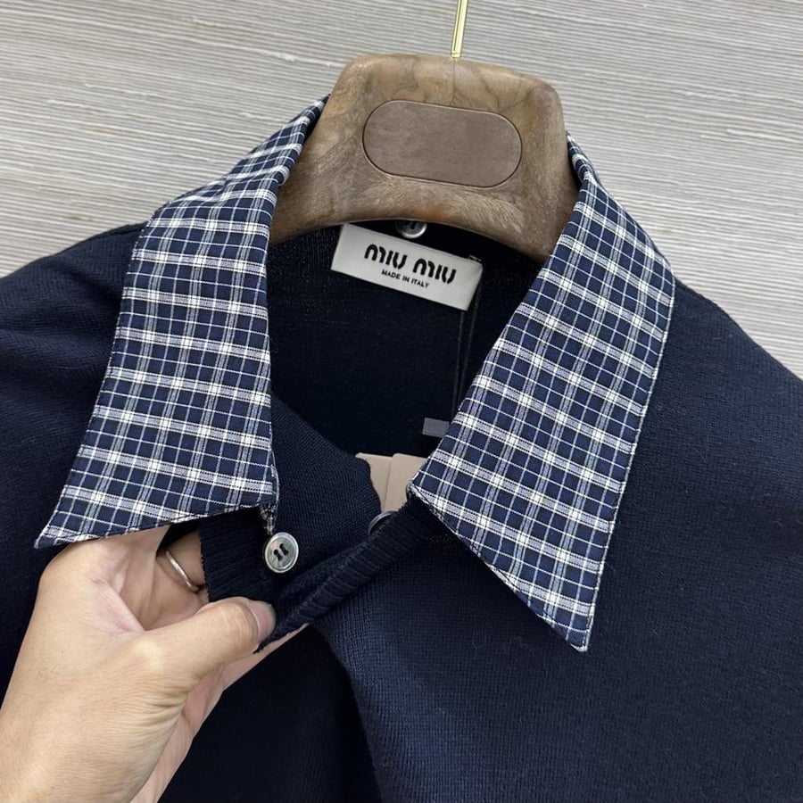 بلوزة نص كم Miu Miu