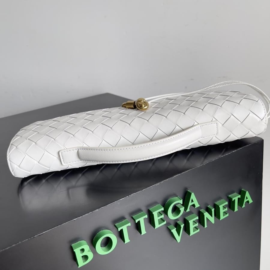 شنطة بوتيغا  Andiamo clutch مقاس 31cm